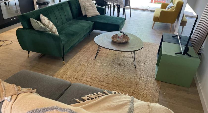 Large Apartment with Mountain View in Espelette