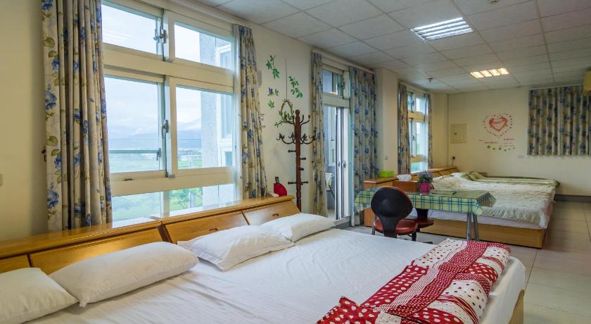 Image of Family Room  (7 Adults) 0
