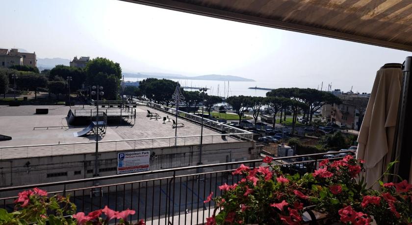 FORMIAE Hsg - PANORAMICA CENTRALE Casa Vacanze 100mq BOX Auto riservato