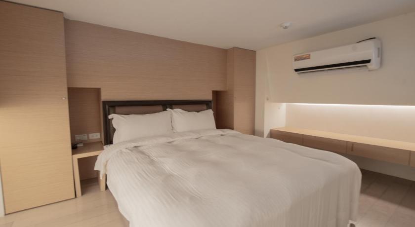 Image of Room for Six 8