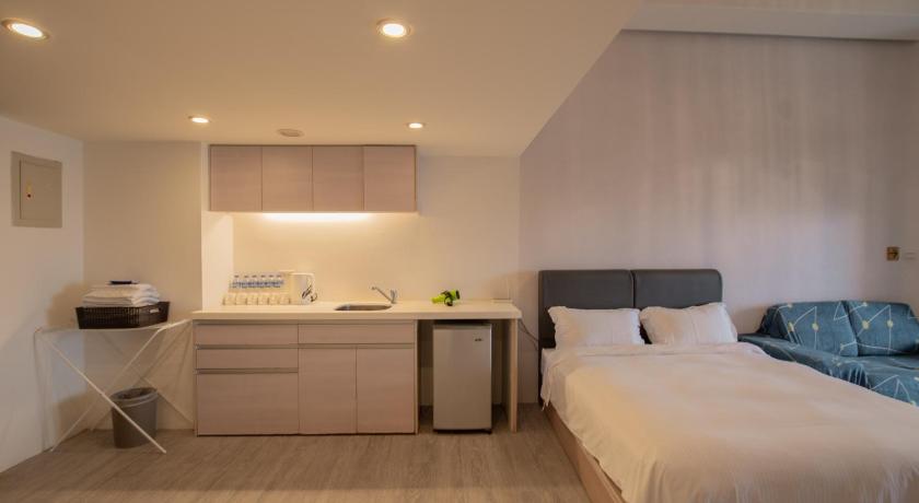 Image of Room for Six 9