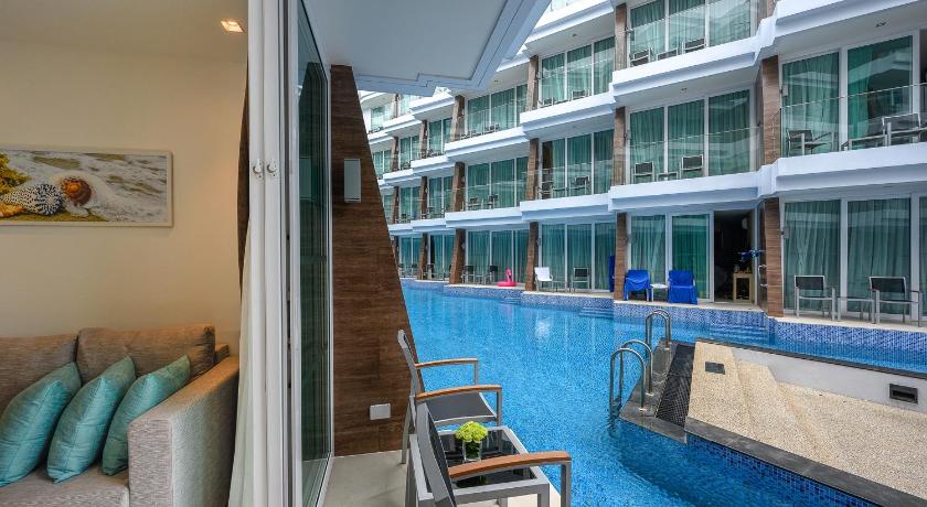 Image of Deluxe Pool Access 4