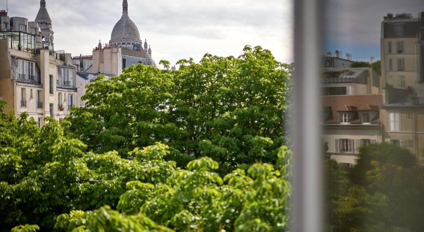 Superior Triple Room with Balcony and Eiffel Tower and Sacre Coeur View fotója 8
