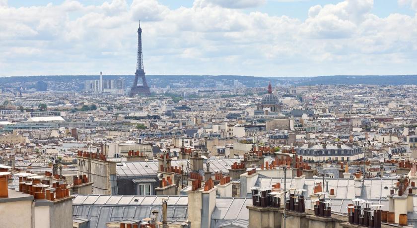Superior Triple Room with Balcony and Eiffel Tower and Sacre Coeur View fotója 14