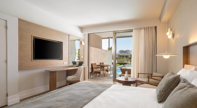 Image of Deluxe Double or Twin with Private Pool 0