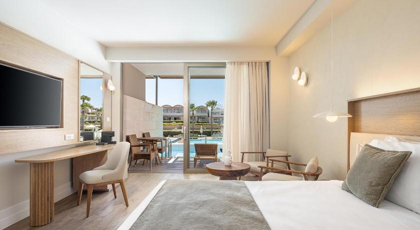 Image of Deluxe Double or Twin with Private Pool 3