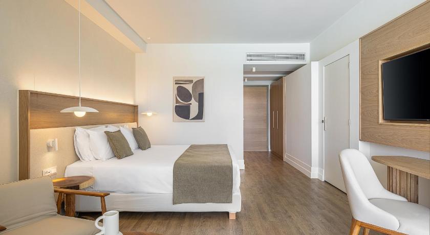Image of Deluxe Double or Twin with Private Pool 8