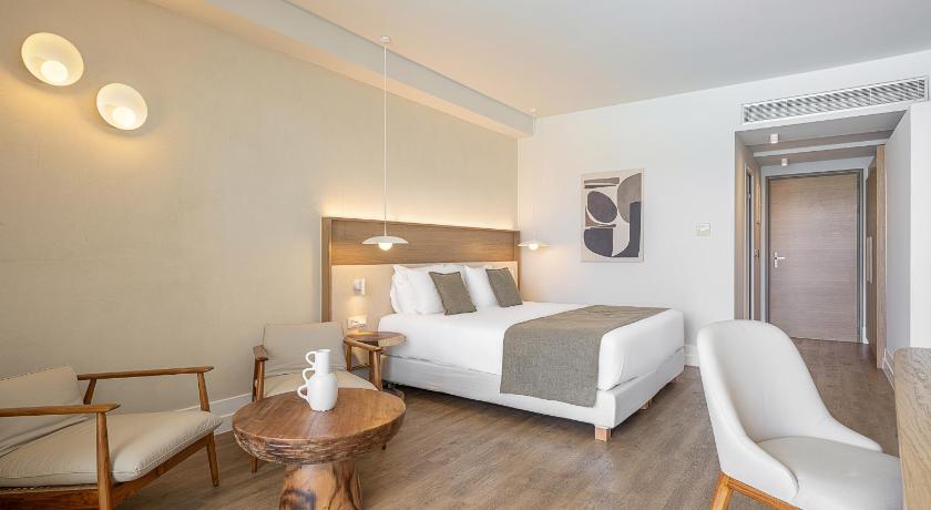 Image of Deluxe Double or Twin with Private Pool 9