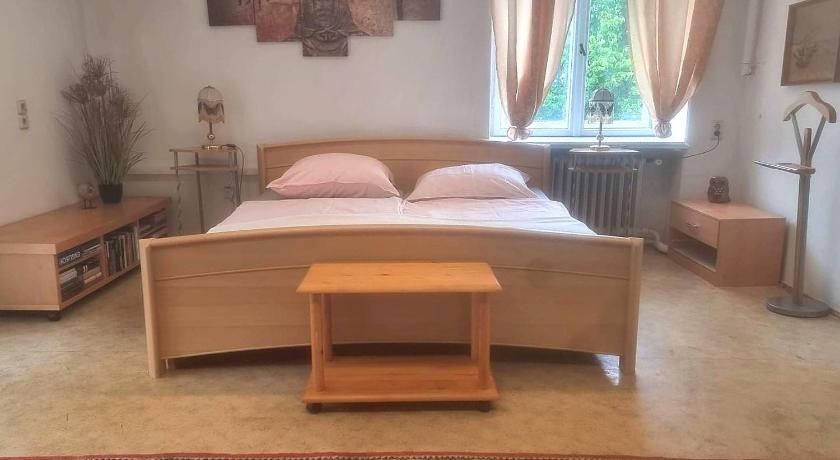Nr 9 Hubsche Suite mit Loggia in alte Villa mit Stadtblick und interessante Ausstattung Ohm Zimmer