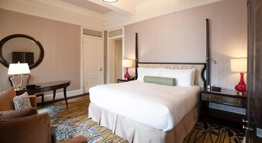 Image of Fairmont Gold Grand Executive Floor King Non-Smoking 1