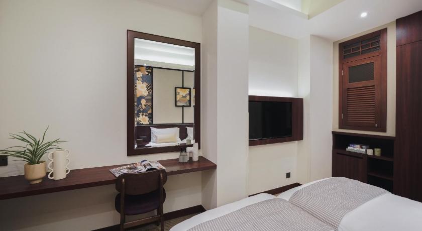 Image of Classic Twin Room - No Window 4