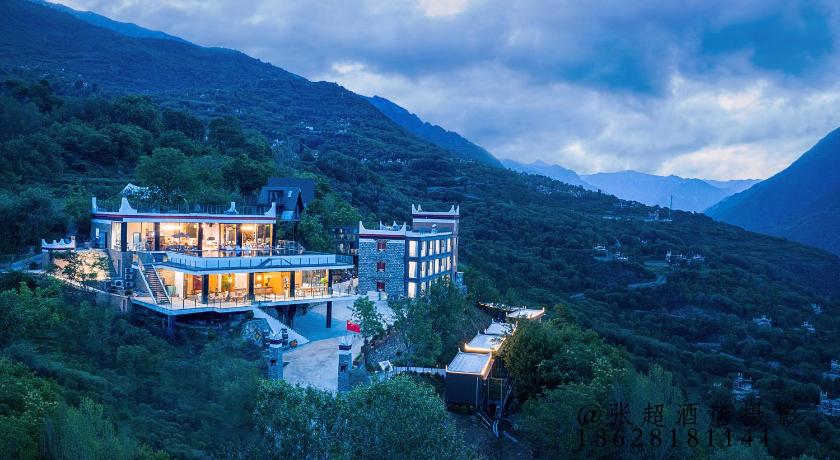 Light and Forest PeeKaboo Cliff Private Hot Spring Hotel