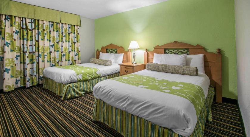 a bedroom with two beds and two lamps, Rodeway Inn & Suites Winter Haven Chain of Lakes in Winter Haven (FL)