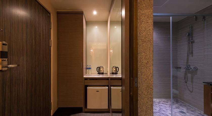 Image of Standard Triple - 1 Double Bed and 1 Single Bed, Non-Smoking 5