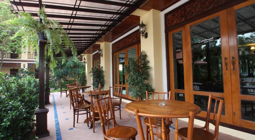 a dining area with tables, chairs and umbrellas, i Boutique Hotel in Rayong