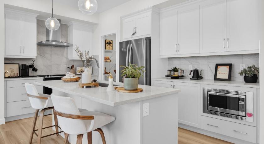 Modern Luxury Cozy Family Vacation Home - King Bed - AC - Sleeps 7 - High speed Wi-Fi - Netflix - Fr