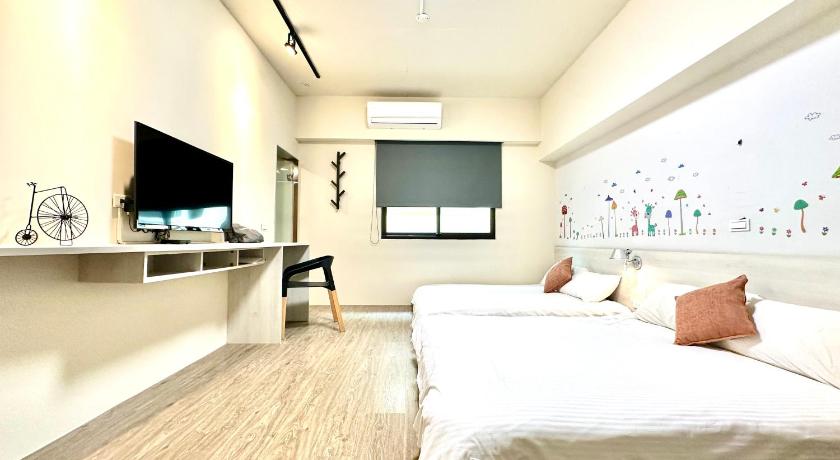Image of Deluxe Quadruple Room with Bathtub 8