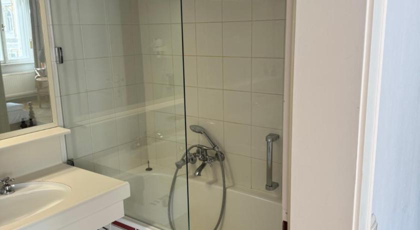 Bad Gastein Privatzimmer im ehemaligen Grand Hotel de l Europe 4-Star Guesthouse suite