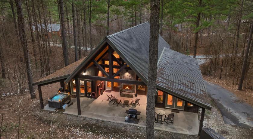 NEW Prime Cabin Chateau Hot Tub-Firepit-Sleeps 6