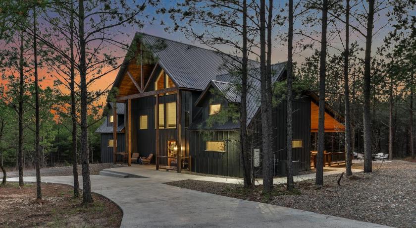 NEW Modern Cabin - Hot Tub & Fire Pit - Sleeps 6