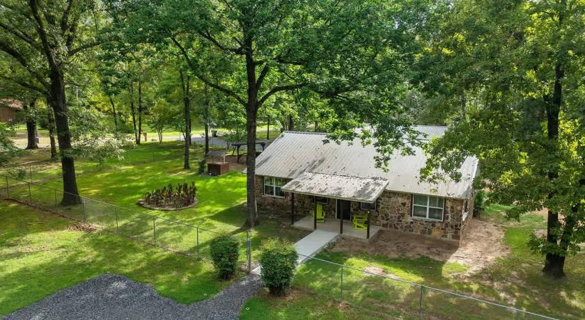 Casino Close Hot Tub-Firepit-BBQ 2-acres Sleeps 6