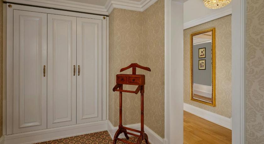 Image of 1 Bedroom Suite, 1 King, Mountain view, Balcony 13