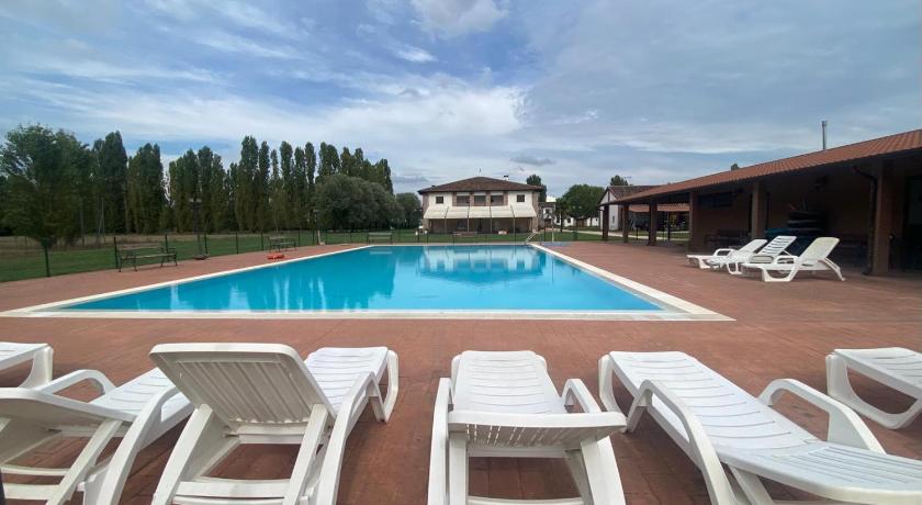 Agriturismo con piscina immerso nella natura La Bisa