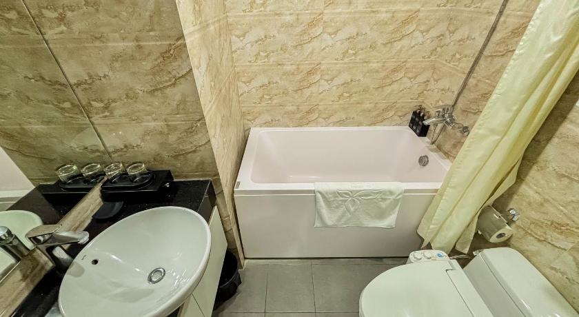 Hanoi Azumaya Hotel Dao Tan 2-Star Hotel suite