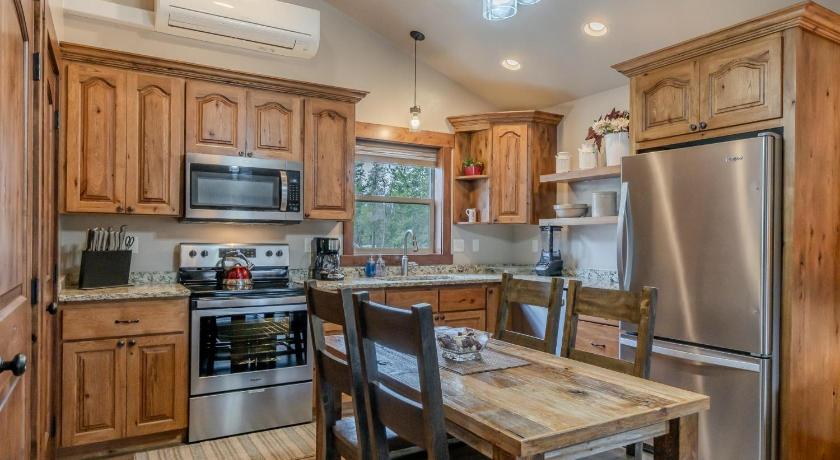 West Yellowstone (MT) Montana Cabin 3-Star Accommodation view