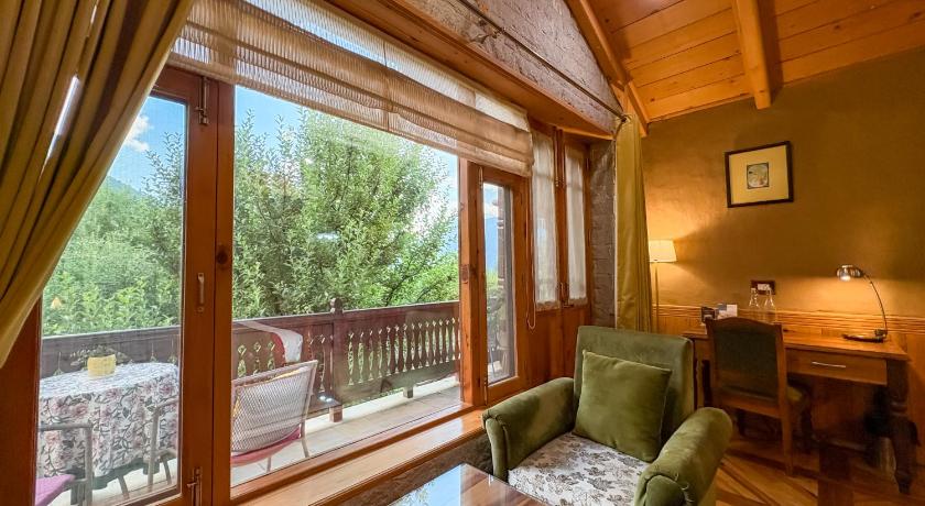 Image of Deluxe Double Room with Balcony 12