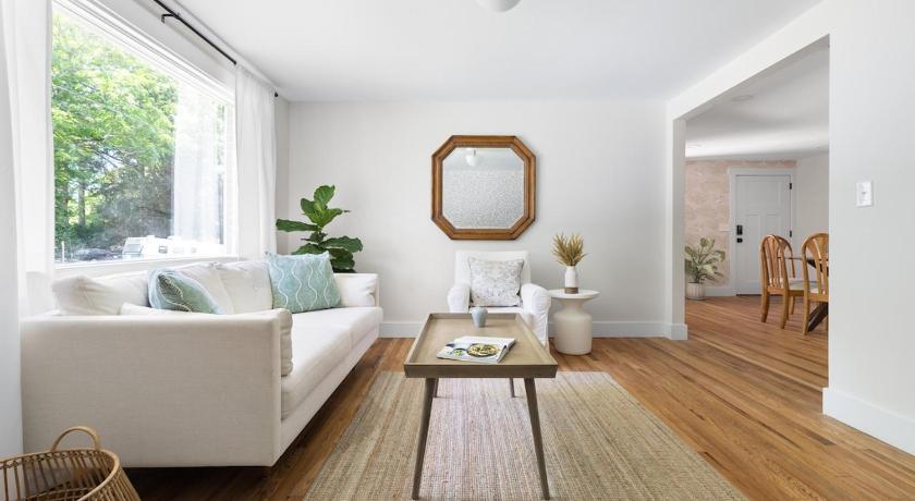 클레이턴 (NC) Luxury King 125 year historic home 2 blocks from Main St 2성급 숙소 객실