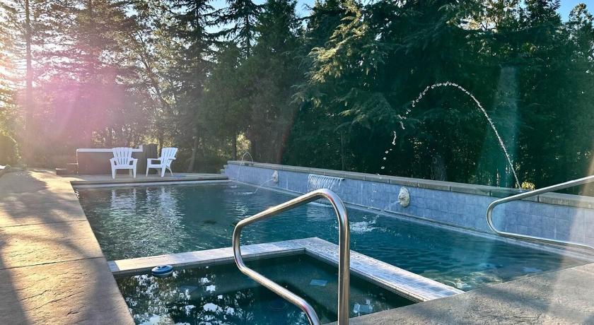 Scenic Mountain Views w Heated Pool, Game Room, and Hottubs