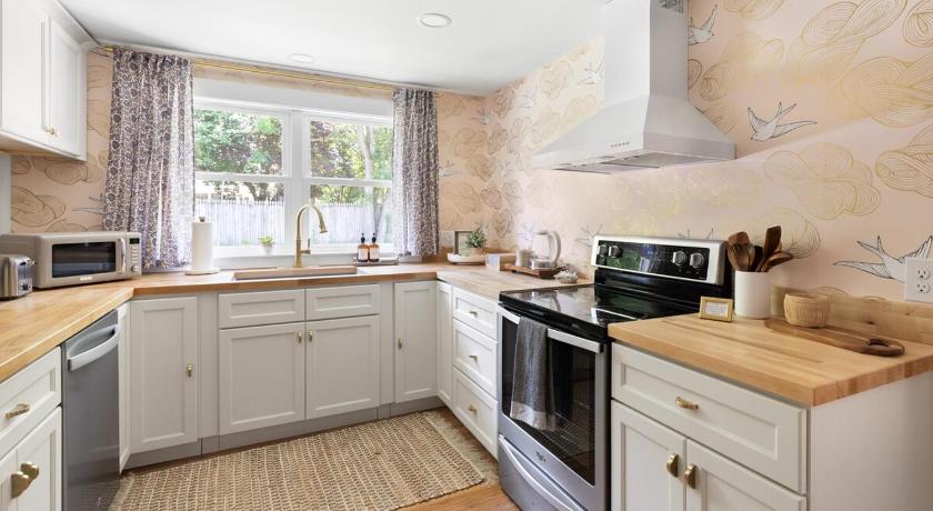 Clayton (NC) Luxury King 125 year historic home 2 blocks from Main St 2-Star Accommodation amenity