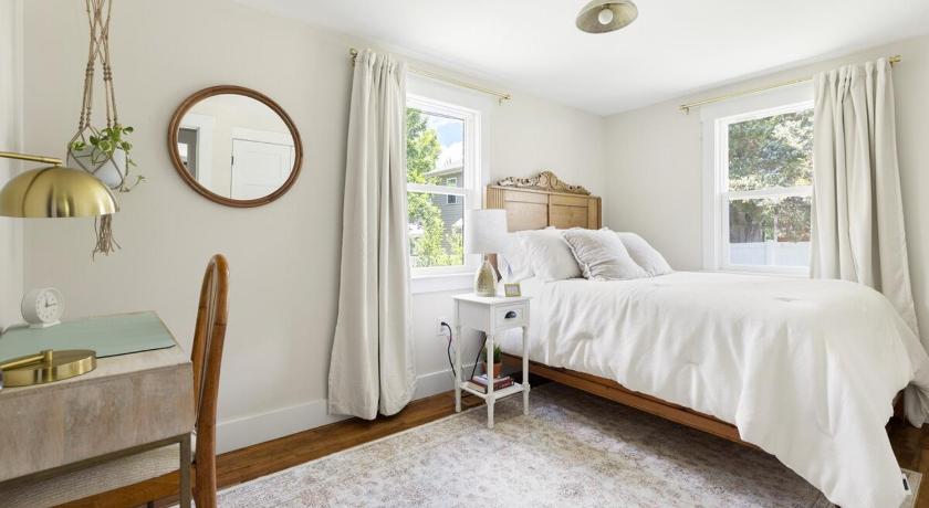 Clayton (NC) Luxury King 125 year historic home 2 blocks from Main St 2-Star Accommodation amenity