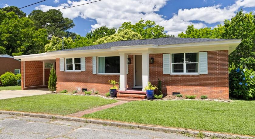 Clayton (NC) Luxury King 125 year historic home 2 blocks from Main St 2-Star Accommodation view