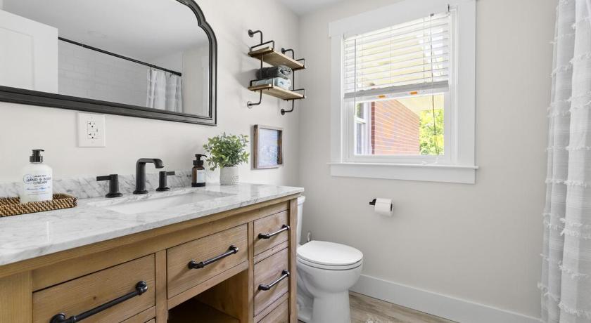 Clayton (NC) Luxury King 125 year historic home 2 blocks from Main St 2-Star Accommodation exterior