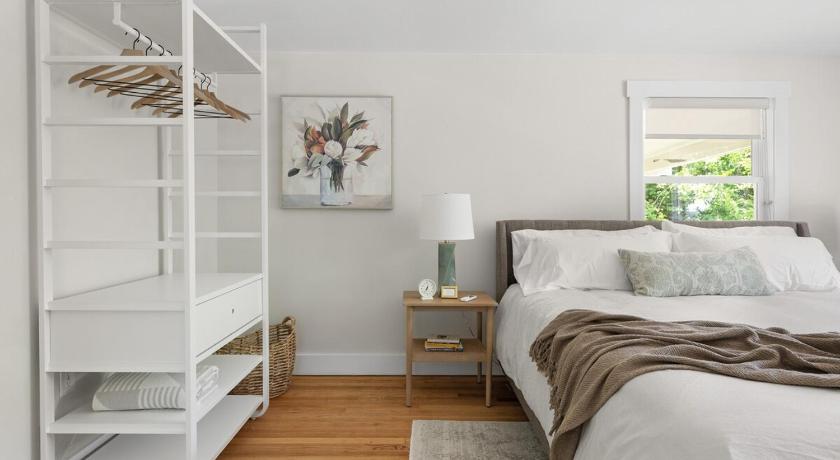 Clayton (NC) Luxury King 125 year historic home 2 blocks from Main St 2-Star Accommodation room