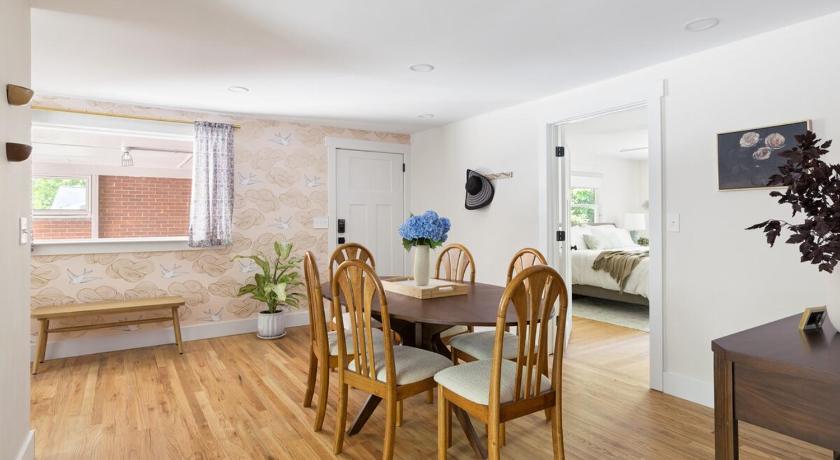 Clayton (NC) Luxury King 125 year historic home 2 blocks from Main St 2-Star Accommodation restaurant
