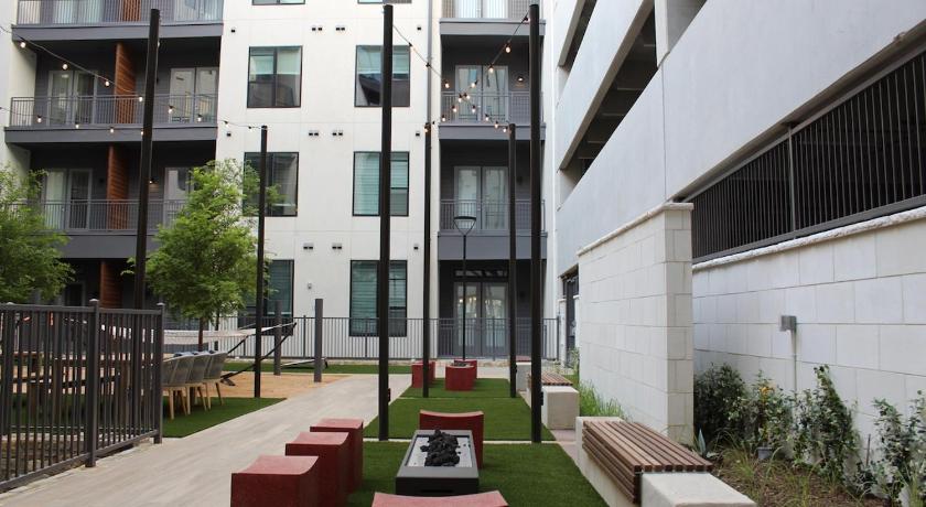 Austin 12 Min to Downtown Balcony Apt with Free Parking 3-Star Accommodation amenity