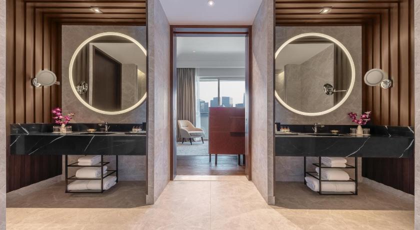 Image of AMBASSADOR SUITE, 1 King, 2 balconies & Fairmont Gold Lounge access 2