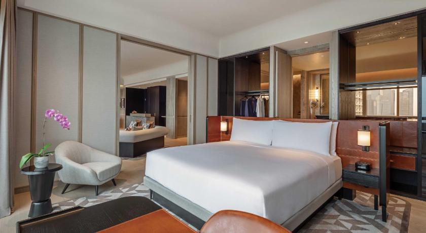 Image of Governor Suite, 1 King, 3 Balconies, Lounge Access 1