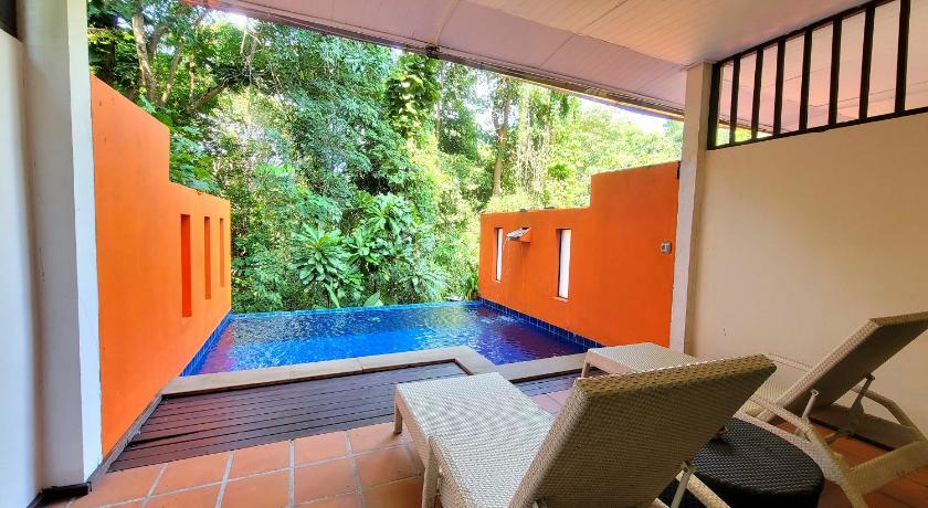 Image of Deluxe Pool 9