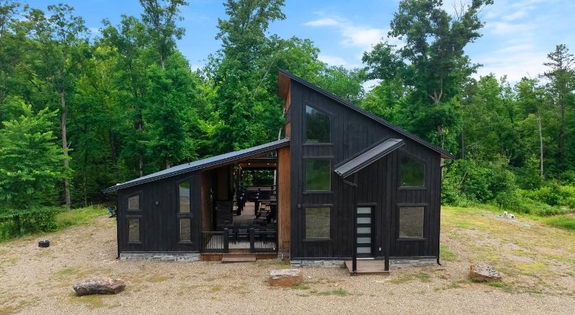Bearly Creekin'-creekside luxury cabin