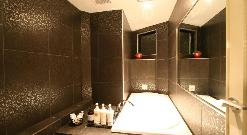 a bathroom with a sink, mirror and bath tub, Hotel VARKIN in Tokyo