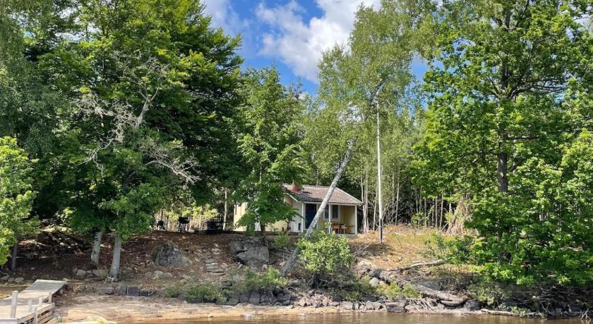 Cozy house in entire private Island Mocklen lake