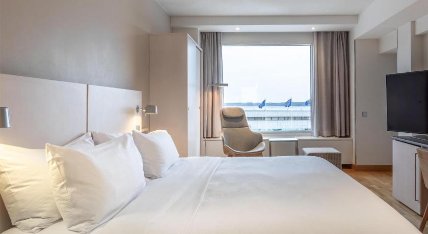 Image of King Junior Suite with Partial Sea View 0