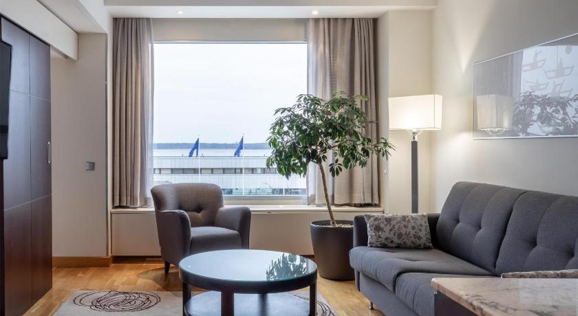 Image of King Junior Suite with Partial Sea View 5