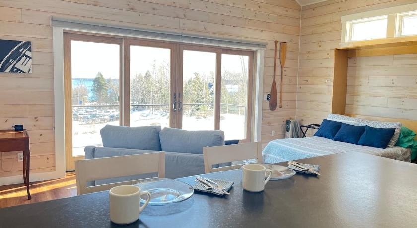 Lincolnville Eco-friendly studio - ocean views, close to beach 3-Star Accommodation suite