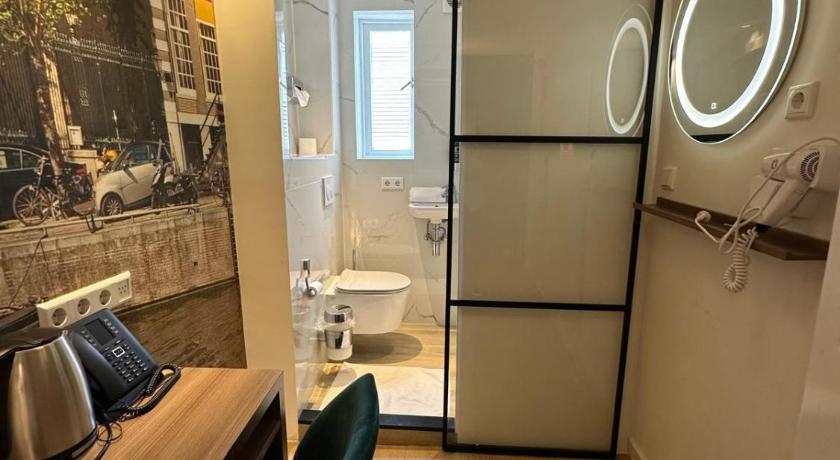Image of Single With Private Bathroom 3