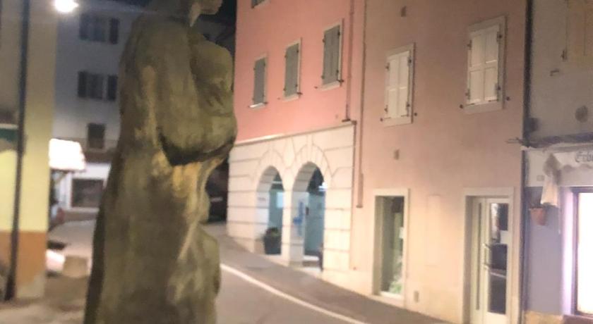 Moderno appartamento e ampio garage in centro